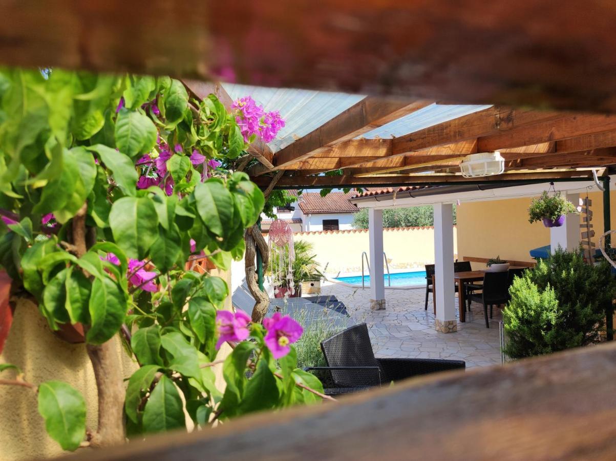 Holiday Home "Mala Kuca " With Heated Pool Πούλα Εξωτερικό φωτογραφία