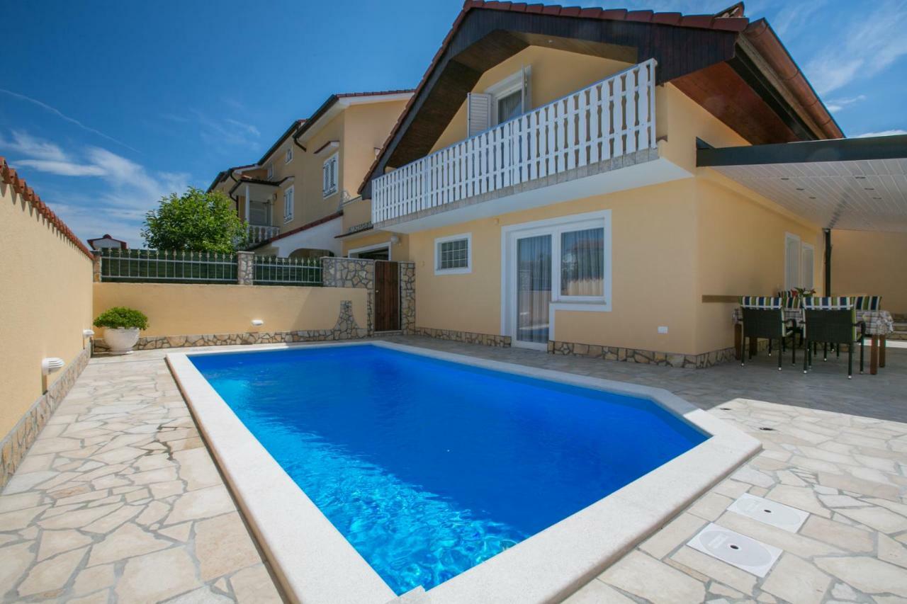 Holiday Home "Mala Kuca " With Heated Pool Πούλα Εξωτερικό φωτογραφία